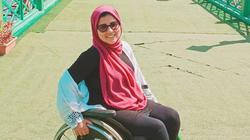 "ورد" تتحدى الإعاقة على كرسيها المتحرك.. وتحلم أن تصبح وزيرة