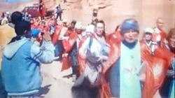 سائحون يؤدون شعائر وطقوس دينية خلال صعود جبل موسى بسانت كاترين