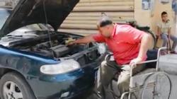 «صالح» يغير زيوت السيارات على كرسي متحرك بالمنصورة: «حققت المستحيل»