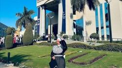 أجمل خريجة.. فستان «فلسطيني» من صنع «هنا» ووالدتها