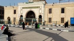 "الوطن" بمحيط مسجد السيدة نفيسة.. يتفرد بصلاة العيد ويفتقد فرحة مريديه