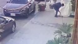 عروسة تتعرض لموقف محرج لحظة خروجها من صالون تجميل.. شاهد رد فعل العريس