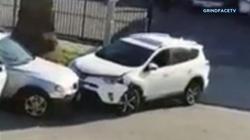 بالفيديو| مشاجرة نسائية تتحول لـ"ديربي" تحطيم السيارات