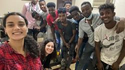 مصريون يعلمون أبناء الجاليات الأفريقية الصنعة.. «ميكانيكا وصيانة موبايل»