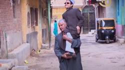 قصة أب يحمل ابنه الكفيف منذ 18 عاما للتعلم وحفظ القرآن: ليا الفخر