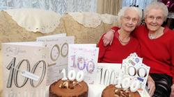 توأمان في بريطانيا يحتفلان بمرور 100 عام على حياتهما معا