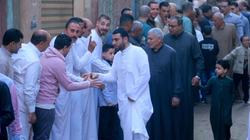البلد كلها صف واحد.. أهالي طنبول بالدقهلية يتبادلون تهاني العيد بالعيش والملح