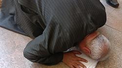 والد بسنت يسجد شكرا لله عقب الحكم بسجن المتهمين 15 عاما: النهاردة العيد