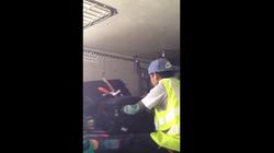 بالفيديو| الكاميرا تكشف عامل مطار يسرق حقائب المسافرين