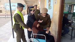 قاضٍ ينزل بأوراق لجنته لسيدة مصابة بجلطة في لجنة بأرض اللواء