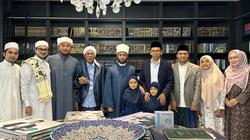 «الأزهري» عن رفعه على الأكتاف في إندونيسيا: «أحملكم جميعًا فوق رأسي»