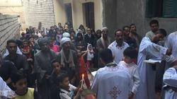 أقباط عزبة "الفرن" يحتفلون بعيد العذراء بالشوارع