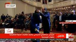 السيسي يقبل رأس والدة الشهيد محمد إدريس