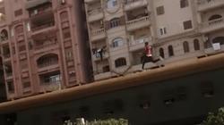 تلميذان يقلدان لعبة «صب واي» في المحلة: «بيجروا فوق القطر وهو ماشي» (فيديو)