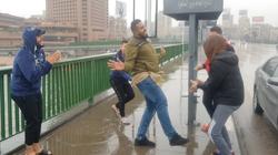 "في عز المطرة".. المصريون يرقصون على المهرجانات ويلتقطون السيلفي