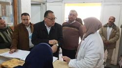حضر المحافظ وتغيب العاملين.. جولة مفاجئة لـ"غراب" بوحدة أسرة القنايات