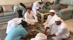 المتحدث باسم الخارجية البريطانية يرتدي جلبابا في الإمارات