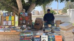 «عم خالد» يعول أسرته من العمل على الرصيف: «25 سنة ببيع الكتب»