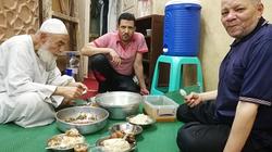 «بل البلح» وتوزيع وجبات على الصائمين.. مهمة عمال مسجد «بستان الفاضل»