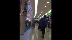 بالفيديو| سعودي يحاول إلقاء شاب من الطابق الثالث بـ"مول"