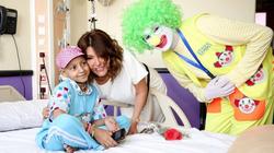 بالصور| سميرة سعيد تزور مستشفى 57357 وتلتقط صورا تذكارية مع الأطفال