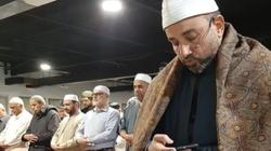 جدل حول استخدام إمام مسجد هاتفه أثناء الصلاة.. هل يبطلها؟ (فيديو)