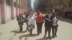 عائلات بالغربية توزع الحلوى والعصائر على الناخبين لكسر موجة الحر