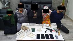 القبض على ربة منزل و4 آخرين بتهمة سرقة رواد البنوك