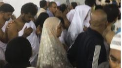 هل يجوز للمرأة تقبيل الحجر الأسود وهي كاشفة عن وجهها بحضرة الرجال؟