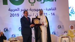 رئيس "العمل العربية" يهدي درع المنظمة لـ"سعفان" و"أبوالغيط"