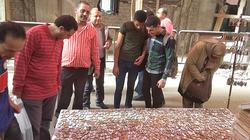 الفانوس الميدالية حيلة لمواجهة الغلاء.. وبائع: "بنسترزق والناس تفرح"