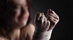 مزارع يُقيد شقيقته بالسلاسل منذ 20 عامًا في قنا: «مريضة نفسيا»