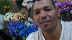 "الورد بقى بيتعمله خصم".. حيلة محمد لجذب الناس في عيد الأضحى
