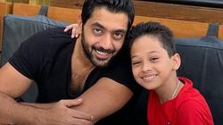 فيديو.. أحمد فلوكس يلبي رغبة طفل مصاب بالسرطان