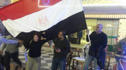 بالصور| رئيس "المحلة" يستضيف سائحة إيطالية حملت لافتات "تحيا مصر"