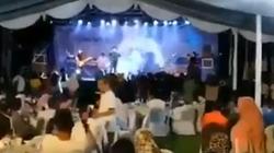 بالفيديو| موجة تسونامي تدمر حفل غنائي بأندونيسيا