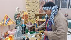 «أندرو» بابا نويل رمضان.. يصنع هدايا لتوزيعها على المسلمين «فيديو»