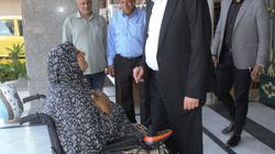 محافظ الغربية يهدي مواطنة كرسيا كهربائيا متحركا عقب لقائها خلال جولته