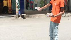 جمعية خيرية توزع زجاجات المياه المثلجة على المارة مجانا بالزقازيق