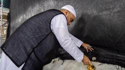 من عهد النبي حتى اليوم.. رحلة كسوة الكعبة من الأحمر والأبيض إلى الأسود