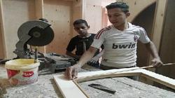 الأسطى والصبى.. طفلان يديران ورشة نجارة