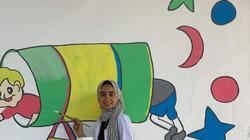 «آية» تبدع في رسم الجداريات بالمنوفية: «نفسي العالم يتملي فن»