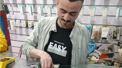 «محمد» يصلح جميع أنواع الهواتف بـ«إيد واحدة»: الكلام السلبي مبيضايقنيش