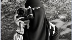 «إسراء» قادها توزيع الحلوى على الأطفال لاحتراف التصوير: «صدفة وقلبت جد»