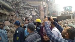بالصور| مصرع شاب وإصابة والدته وشقيقه الأصغر في انهيار عقار بإمبابة