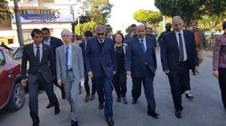 السفير الياباني يتجول بشارع كورنيش النيل بالمنيا سيرا على الأقدام