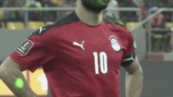 الحرب النفسية سلاح السنغال للفوز على مصر.. «زجاجات وضرب ولافتات مسيئة»