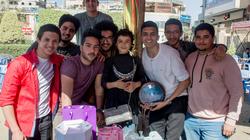 بالصور| مصطفى وأصدقاؤه يحتفلون بعيد ميلاد طفلة متسولة: "جبرنا بخاطرها"