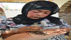 «نورهان»: أرسم بالحناء النقوش النوبية على أجساد السائحات.. وسعادتى فى إعجابهن بالرسم