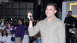بالصور| محمد رشاد يشعل حفلا بأجمل الأغاني